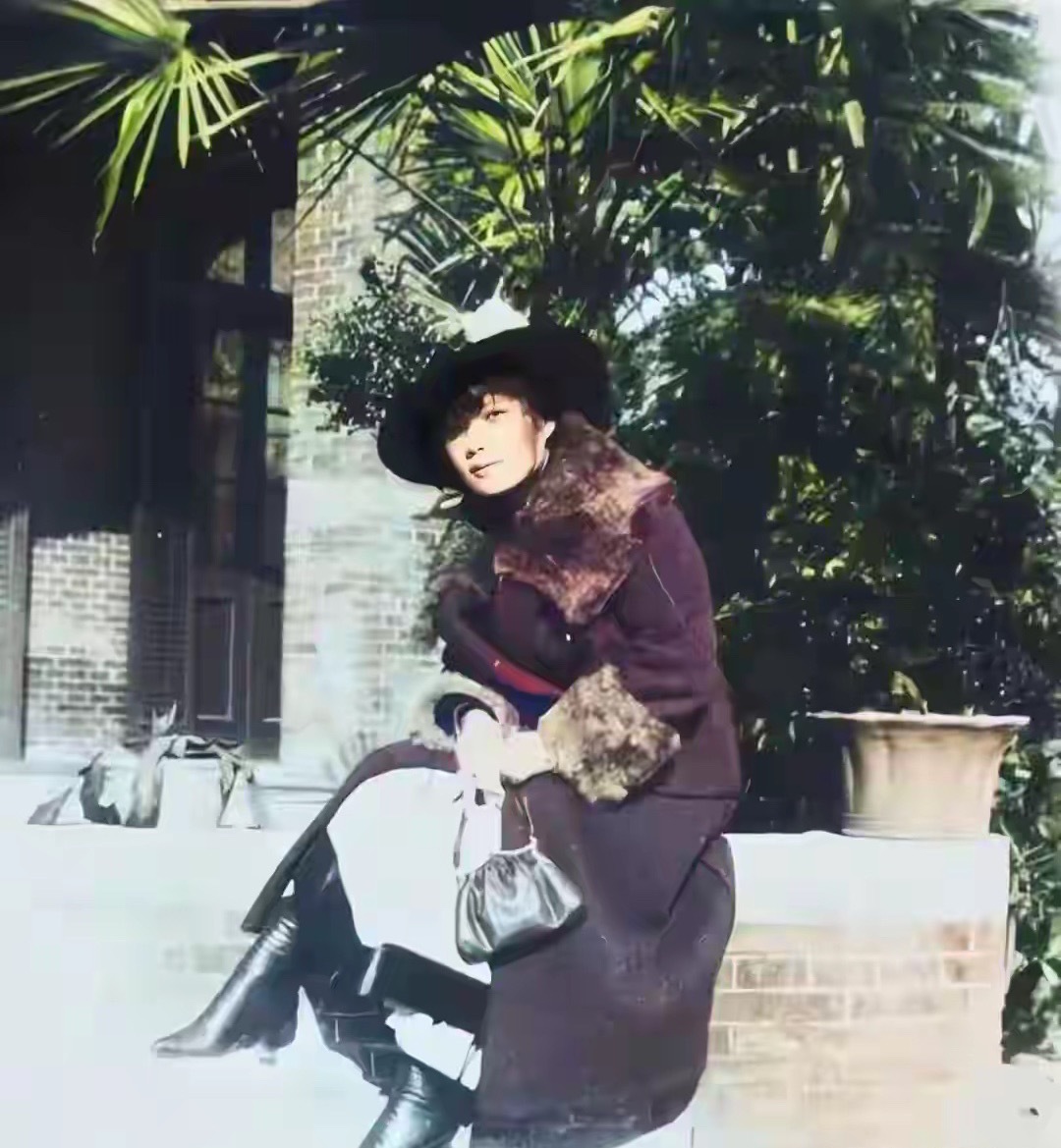 1917年，回国不久的宋美龄在家中的留影，她打扮时髦生活十分奢靡​​​