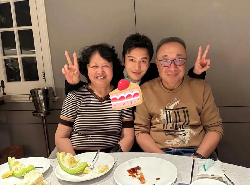 黄晓明不一样，爱晒父母照片。很多人是晒女友照片，孩子照片，旅游照片。他晒的父