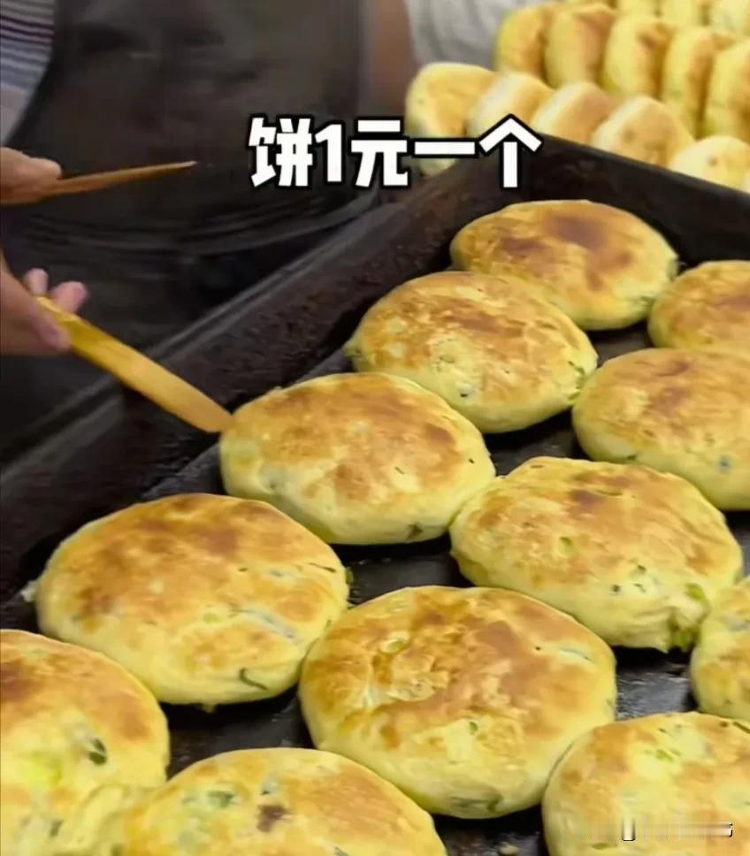 东北的早餐好便宜啊，老韩头视频里羊汤2元，饼子1元，2元的羊汤还能续，这是什么神