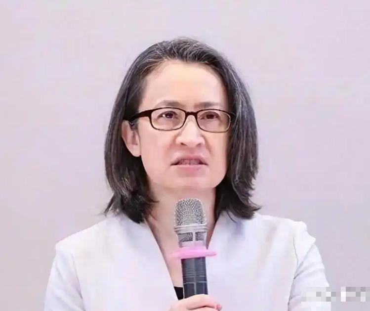 萧美琴返台这趟航班，几乎把“绕着走”三个字演到了极致！为了避开大陆上空，客机宁可