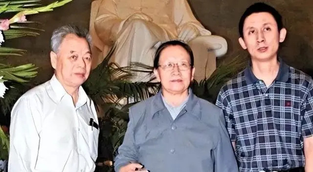 毛主席的小女儿李讷一家三口。左边是她的丈夫王景清，曾经当过刘少奇的贴身警卫，在中