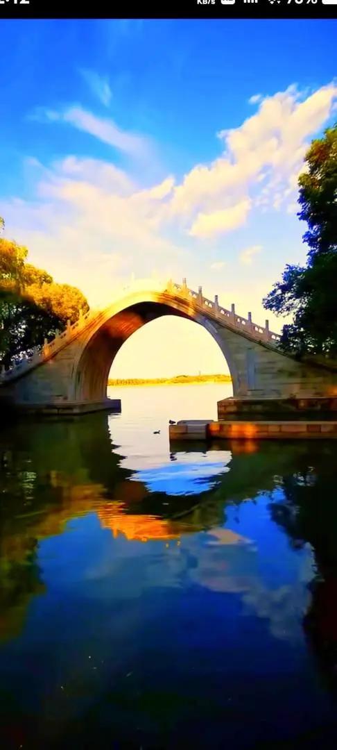 江南水乡的黄昏时分，那幅“古桥倒影映碧波，静谧时光美如画”的景象简直绝了。古桥横