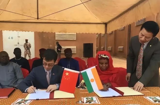 又是非洲，中国不会再当冤大头！尼日尔首都尼亚美的加油站前，等待加油的车队蜿蜒三公