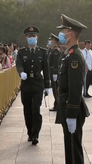 北京天安门广场上。一位中尉级军官正在检查哨兵们的工作。其中有一个年轻的哨兵因