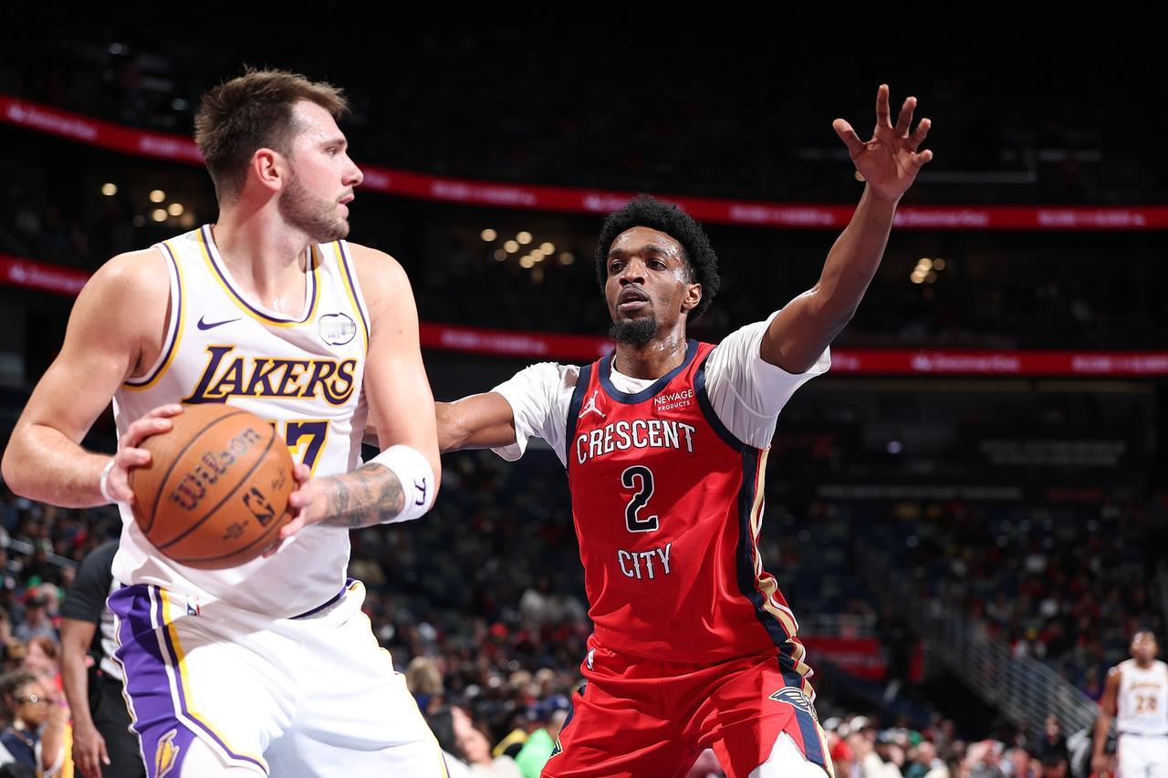 湖人距离真正的夺冠球队，还需要一位防守尖兵和吃饼中锋！1、湖人现在能防守的球