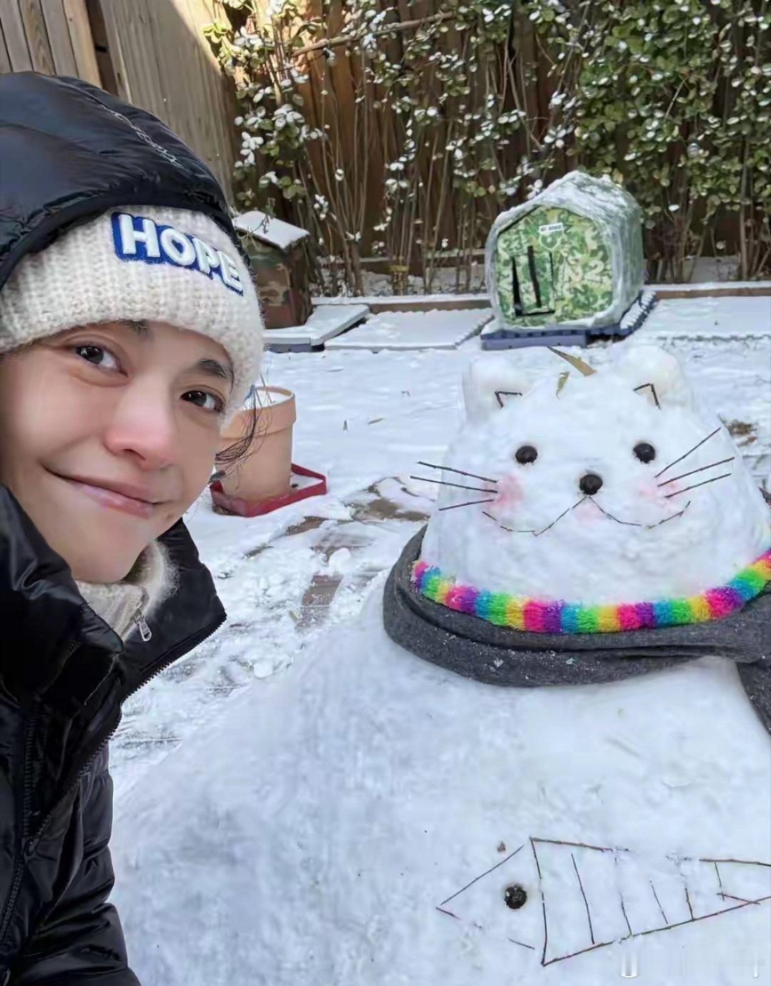 姚晨晒与雪人合照，46岁素颜也超美，12岁儿子高大帅气像妈妈哦！