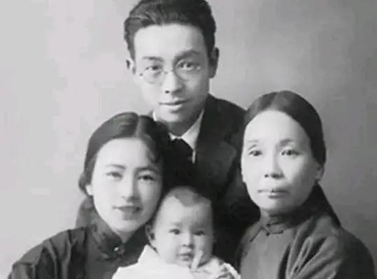 1903年，30岁梁启超和17岁王桂荃行房，两人大汗淋漓，次日梁启超却说：“我提