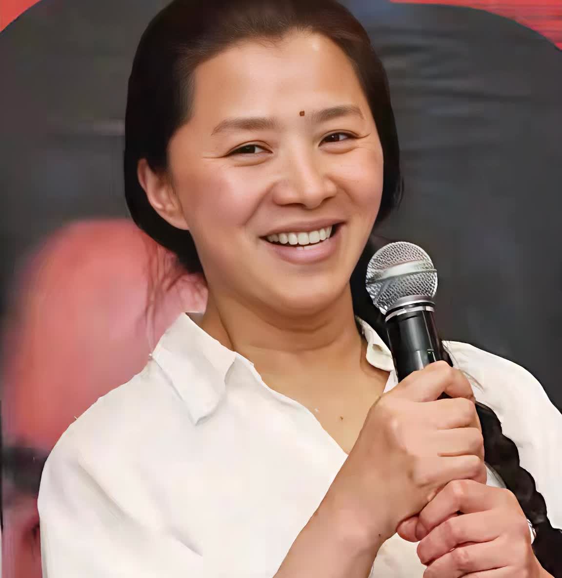 演员迟蓬的家庭关系主要如下：丈夫：智磊，毕业于北京电影学院，与张艺谋、顾