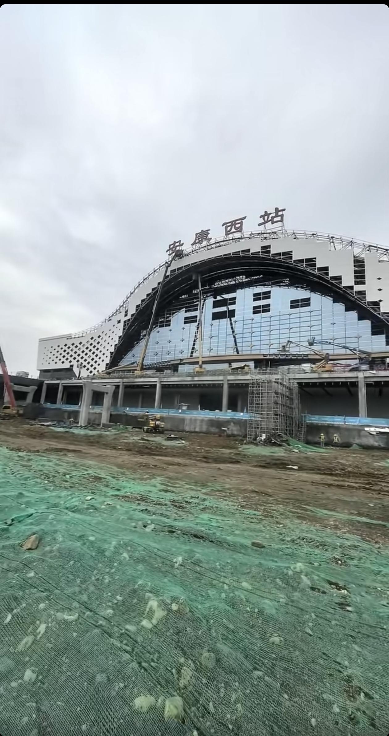 安康西站2026年6月份通车有可能吗？有，但我觉得可能性不大。西十高铁现在开始联