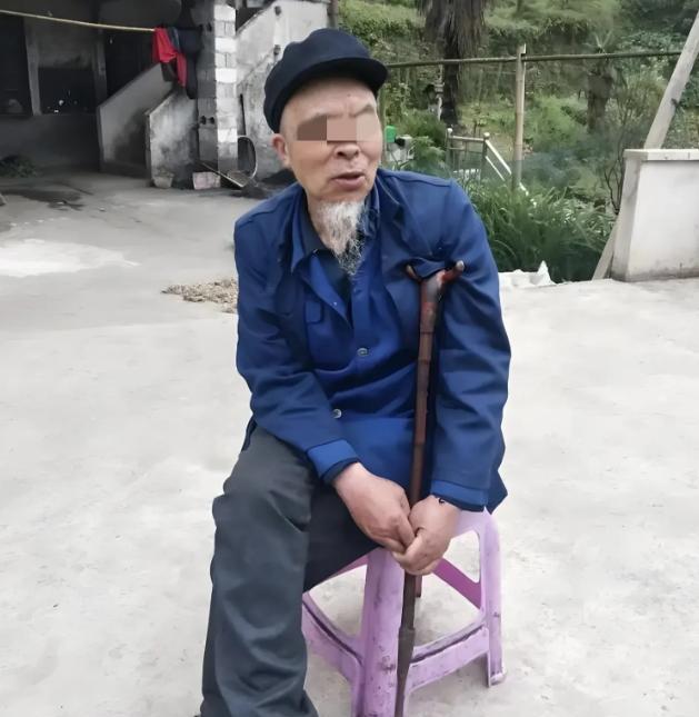 “差点什么都没了！”2月21日，四川，75岁盲人老伴去世后被妹妹接回家中，妹妹主