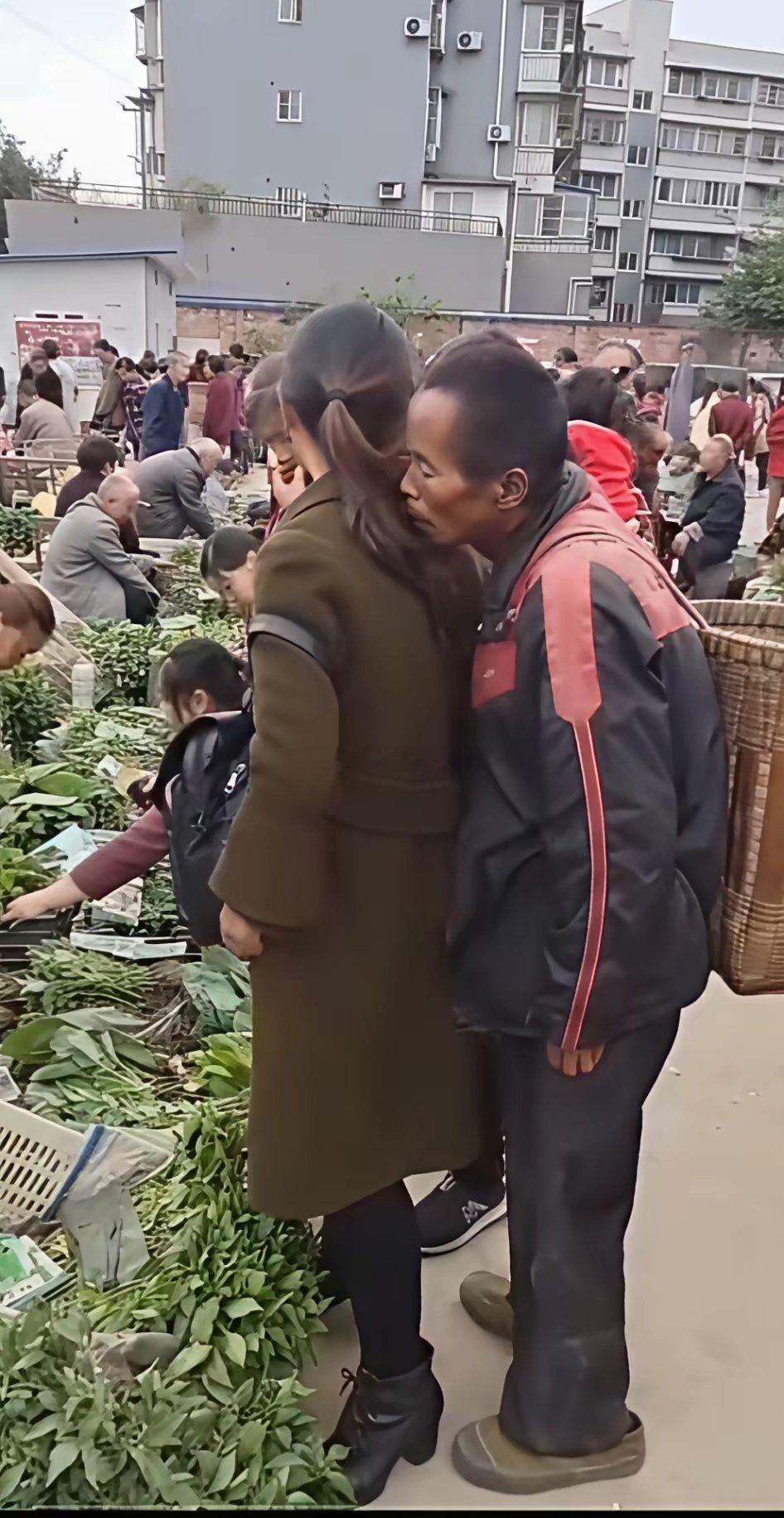 奇葩老人，背后有鬼市场男子贴着女生后背闻。让人讨厌，恶心！