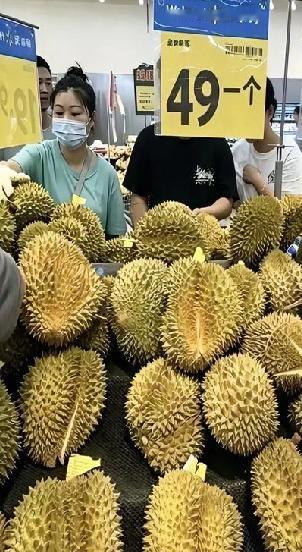 终于弄明白了，为什么今年榴莲价格越来越便宜了？不是榴莲不好吃了，也不是大家不爱
