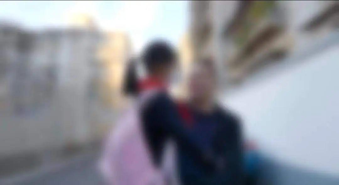 “看哭了！”缉毒警想给女儿一个惊喜，于是悄悄来到女儿学校，来接女儿放学，等女儿见