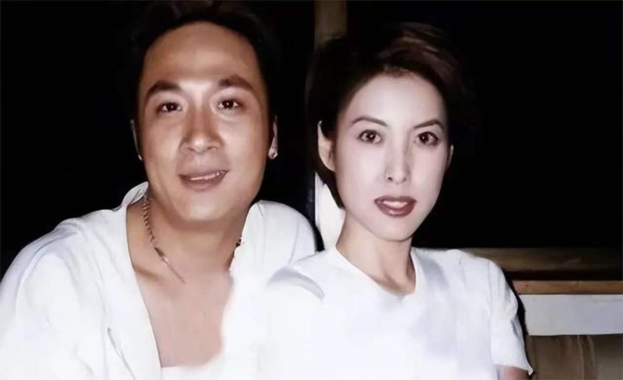 刚和一位移居温哥华多年的老友通电话，他叹了口气：“别看那些移民博主整天晒蓝天白云