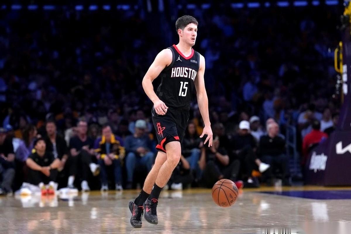 同样是白人后卫，谢泼德在湖人面前简直成了“活靶子”。只要他一上场，湖人全队就像