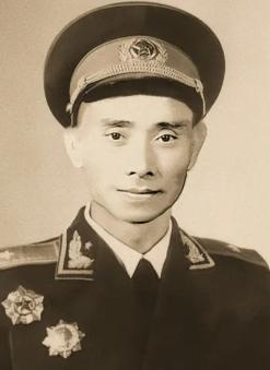 1955年，授衔仪式现场，毛主席扫过满场的将军，一眼就瞅见了唯一的外籍将领，笑着