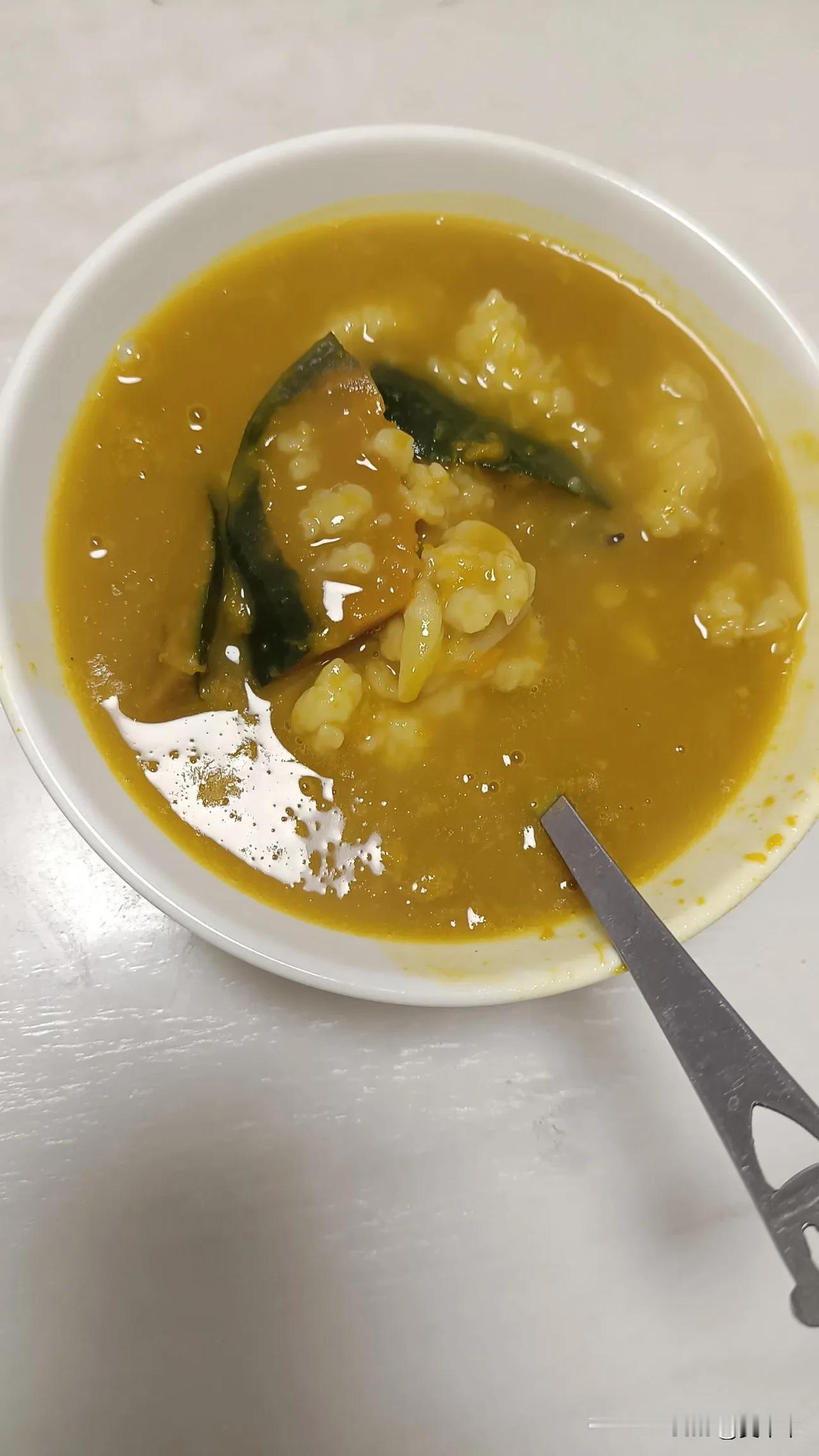 作为一个从小胃弱的人，这么多年来，我自己总结了几个养胃的食疗方法。第一，西红柿