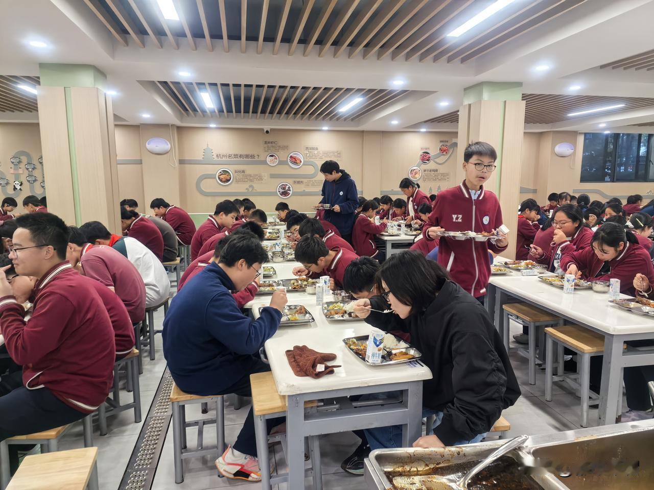 “同一个父母所生，姐姐考上重点高中，弟弟成绩这么差，肯定是学校的原因。”同父同母