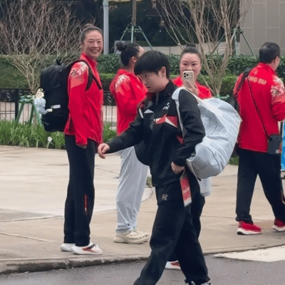 莎莎下训，没办法就是这么受欢迎，刚下车就被其他项目的运动员拿出手机拍。莎莎结