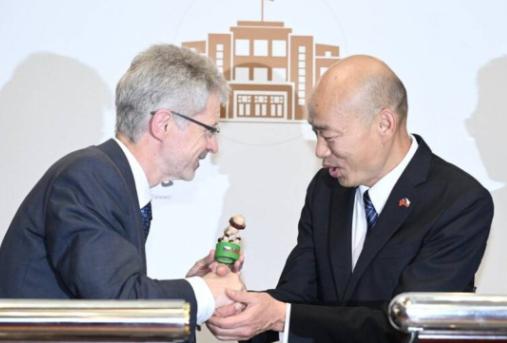 窜访台湾的捷克参议院议长对我们放狂言！6月1日，捷克参议院议长维斯特奇尔在与韩国