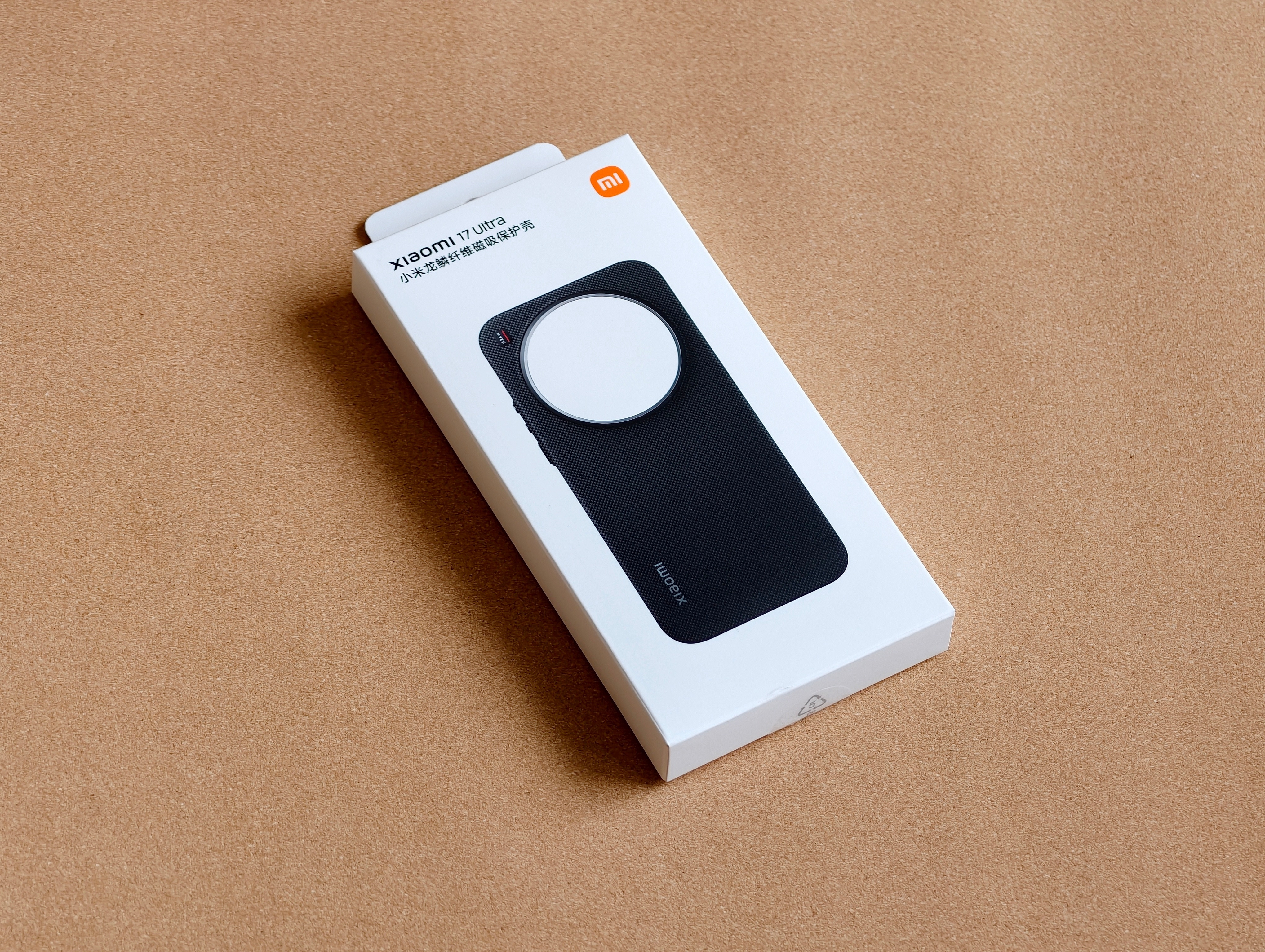 小米17Ultra徕卡版是可以用官方的龙鳞纤维保护壳的，虽然官方没写支持