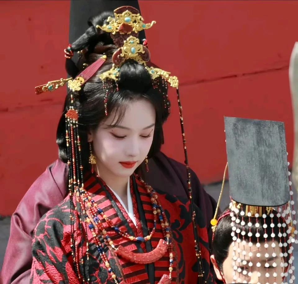 陈都灵《翘楚》这妆造好华丽！她也算是片约不断了，之前并没有想到她能演《楚后》
