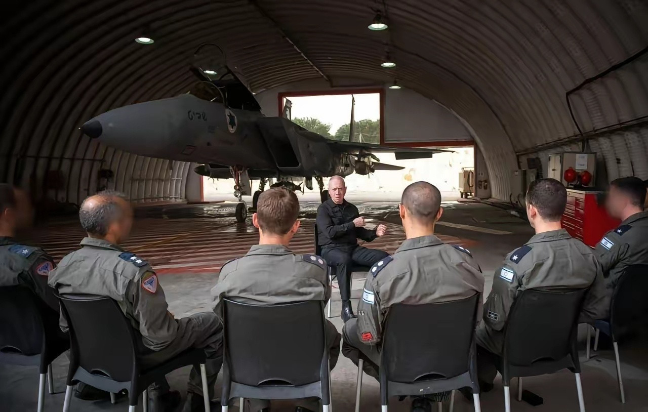 以色列前国防部长发布了这张照片并评论道：“祝你好运。”