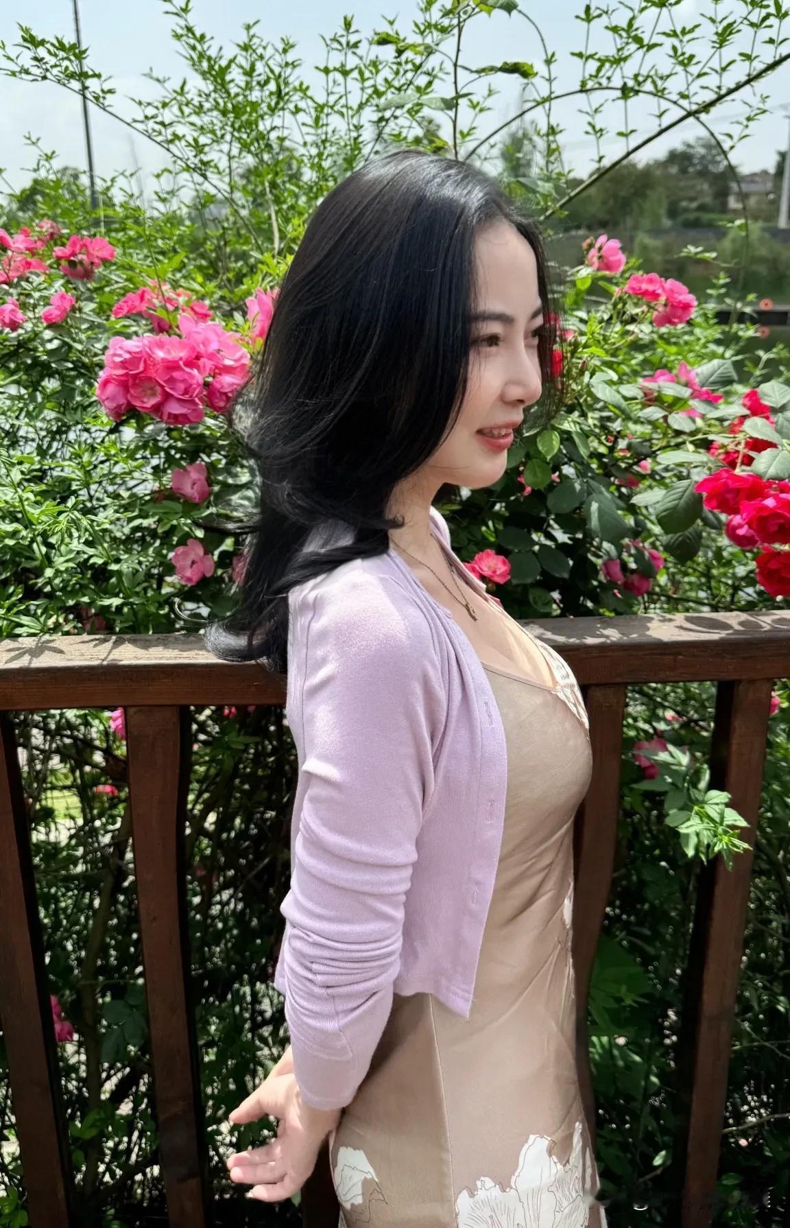 性感翘臀完美身材五一节日鲜花怒放