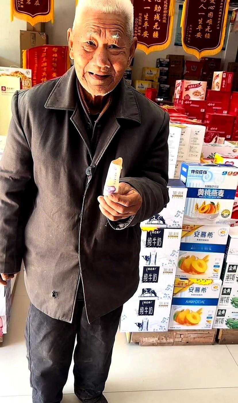 他拿着五块钱对老板娘说：一块钱一筒的挂面拿两筒。老板娘听后回他：现在哪里还有一