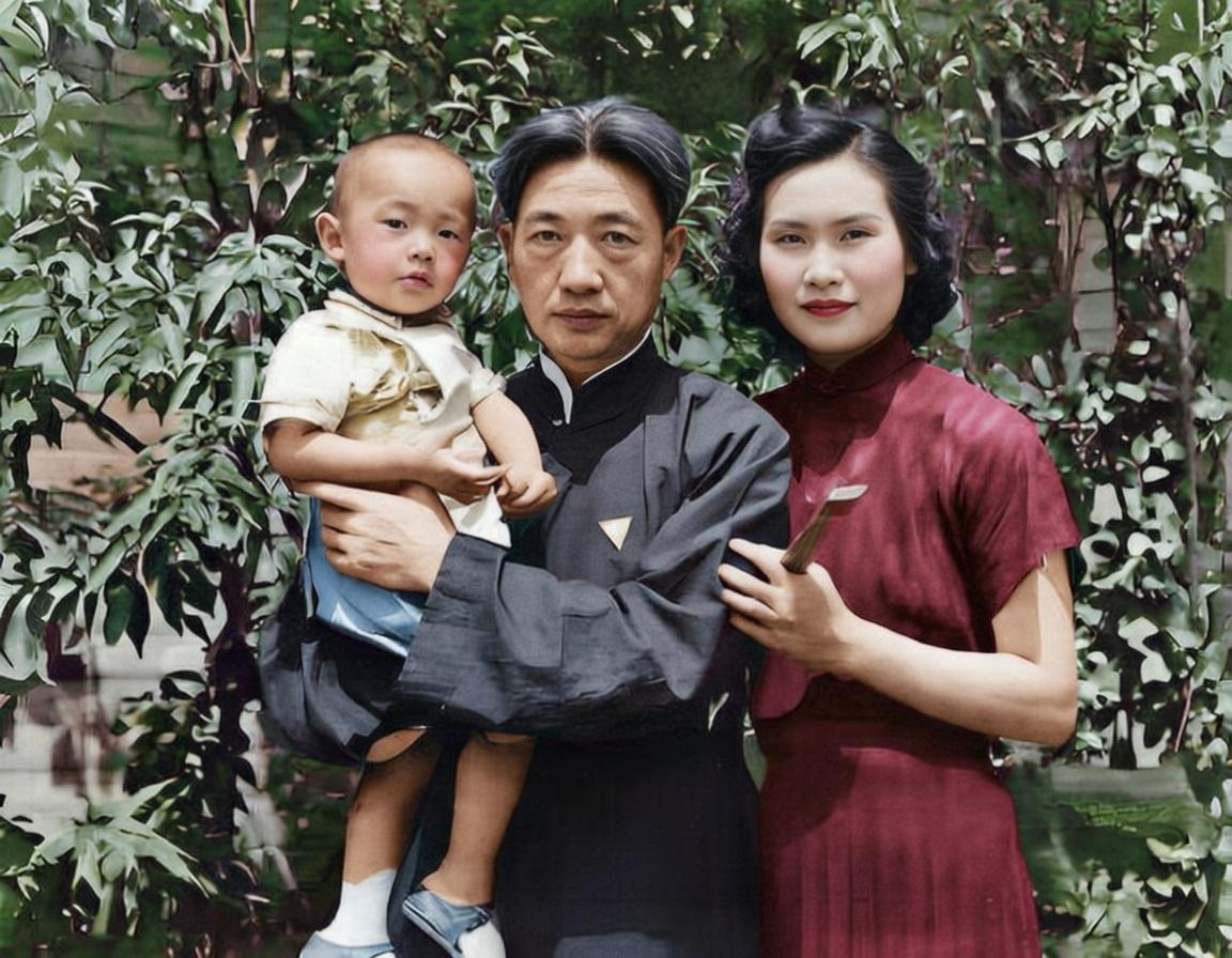 这张照片是中国现代美术教育奠基者徐悲鸿与第二任妻子廖静文以及他们的儿子徐庆平的合