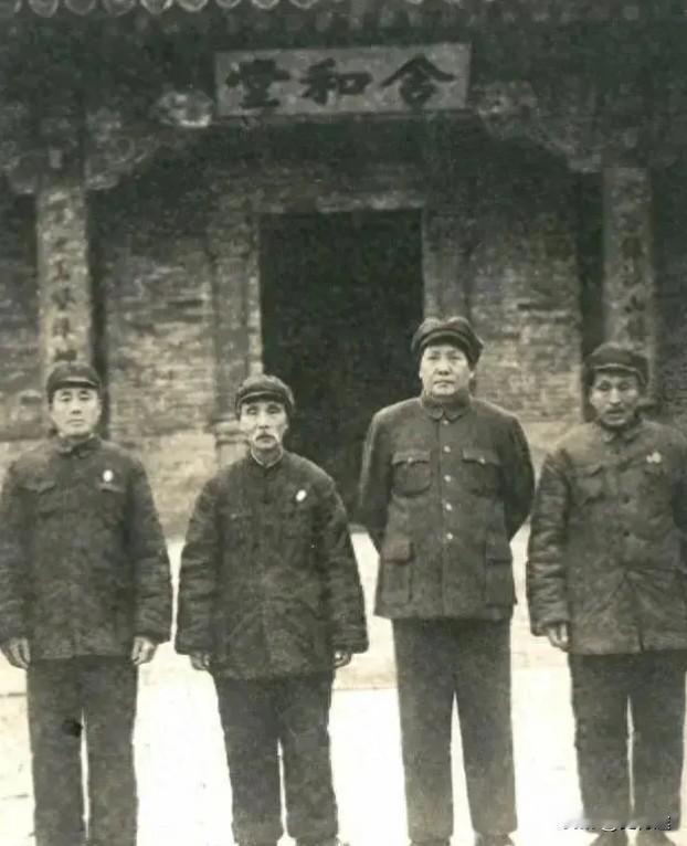 1951年，毛主席和三位发小的合影，个个都是毛主席的恩人。毛主席一直记得曾经帮助
