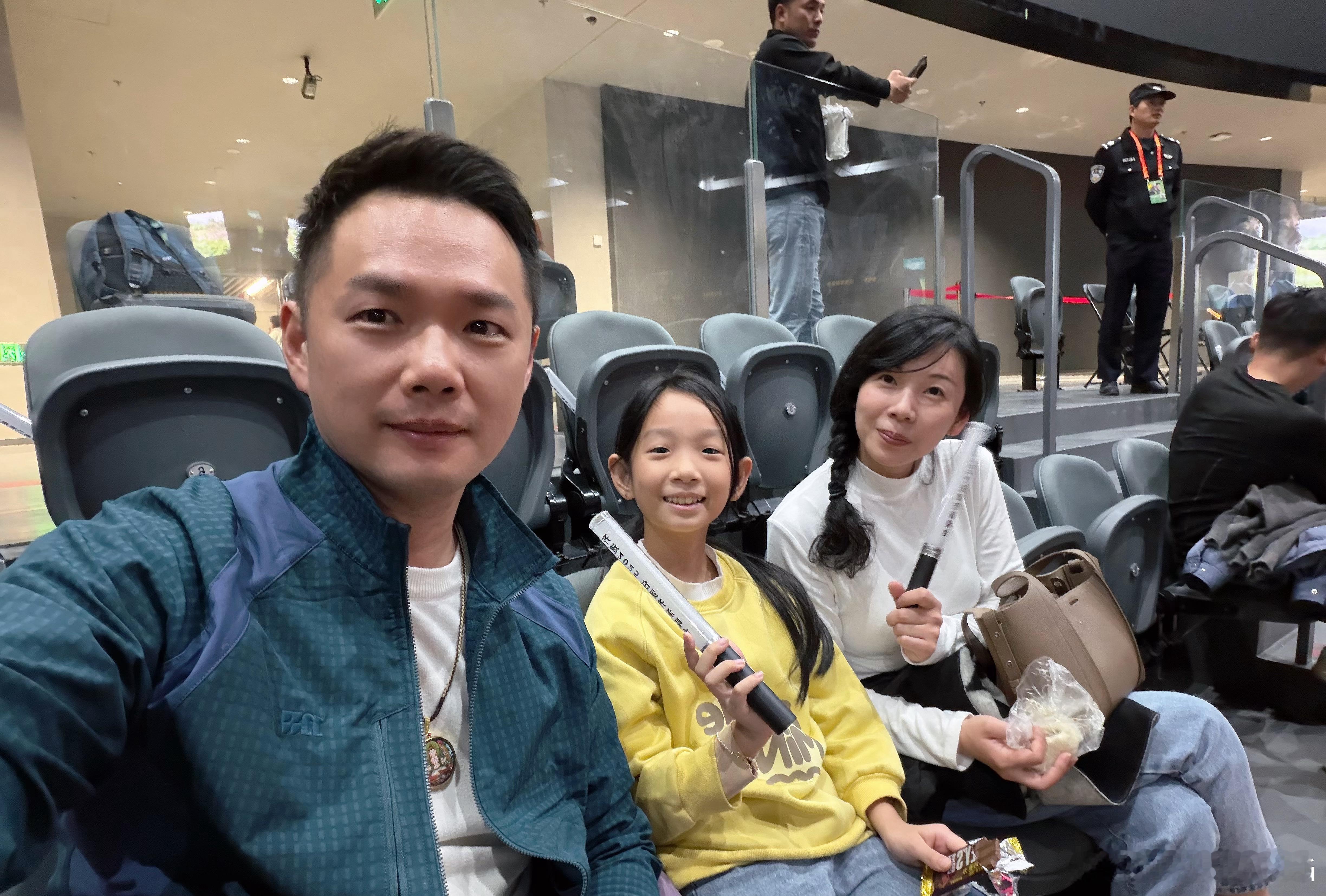 带着女儿来看儿时的偶像来了