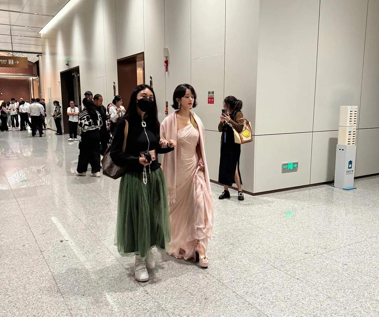 发现没，每次活动赵丽颖总有人搀扶，原来是这个原因！估计很多人都知道，赵丽颖每