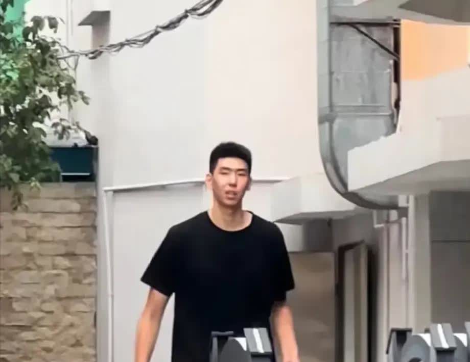 若徐昕拒绝与广东队签约，便无法转会其他CBA球队！徐昕从小孩