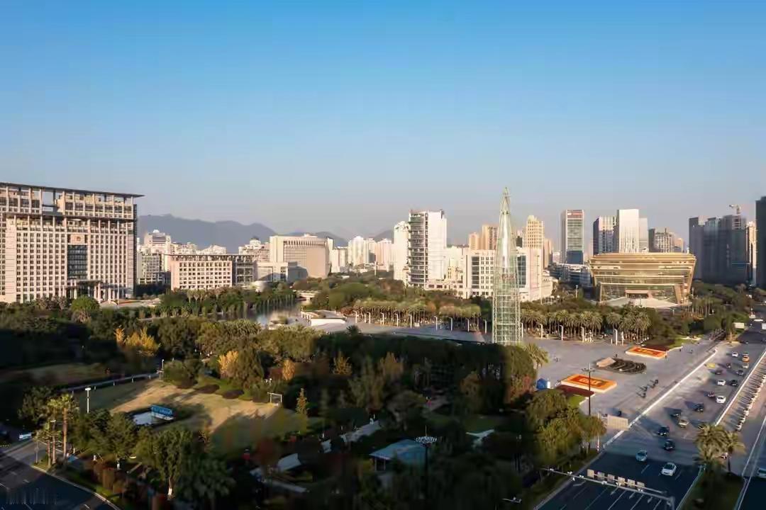 我是个土生土长的山东人，在酒桌上学到的第一课就是“屁股决定脑袋”——不是指职位高
