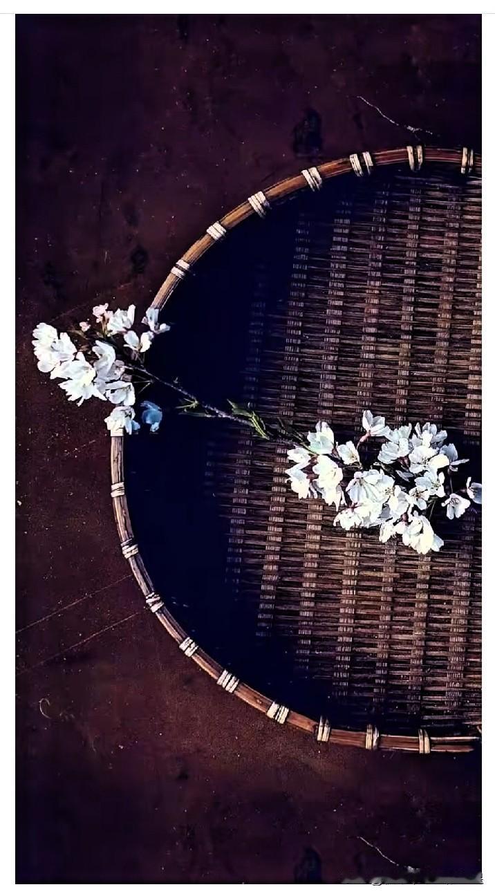 现在的孩子比我们小时候更幸福吗我认为并没有别看现在的孩子物质啥都不缺，零食