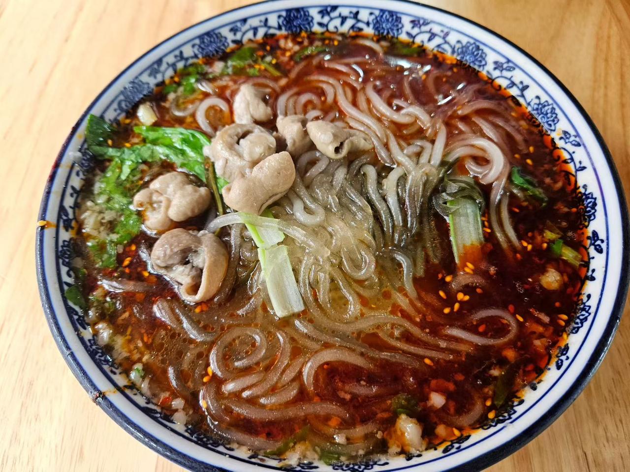 红亮油润的汤底裹着Q弹劲道的红薯粉，每一口都嗦得过瘾！软嫩弹牙的肥肠处理得干干