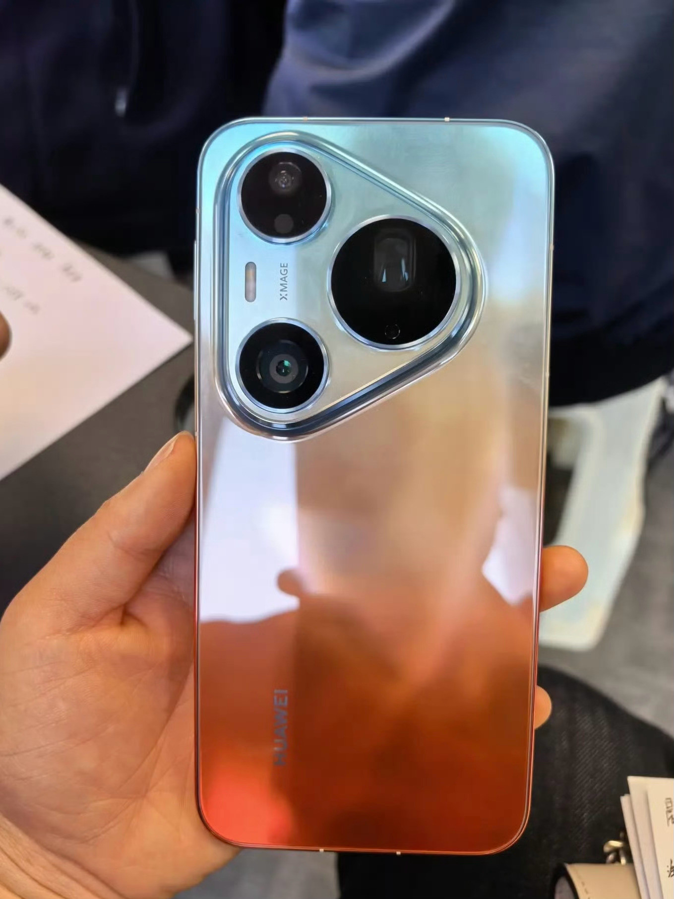 华为pura90系列的无美颜实拍真机上手图来了标准版是AG磨砂哑光质感的渐变