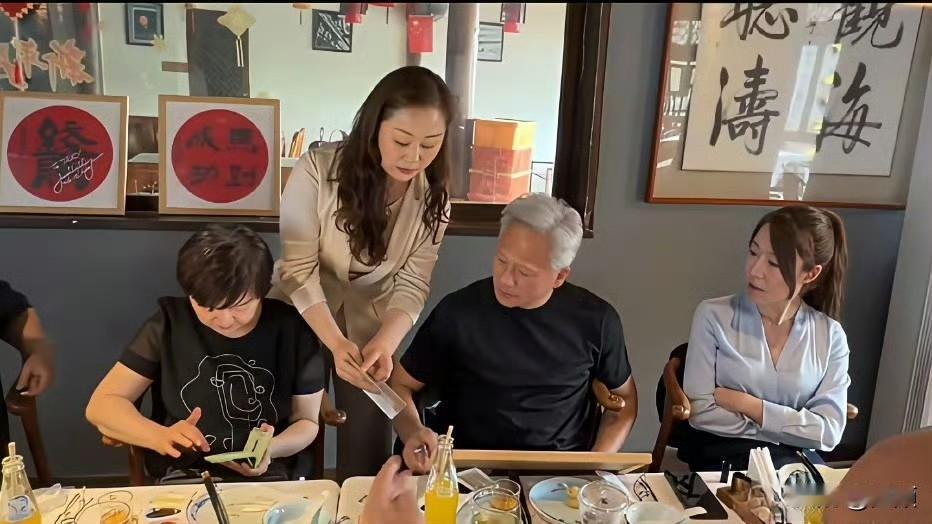 2026年5月15日，黄仁勋与女助理现身北京什刹海，漫步至烟袋斜街百年鲁菜老店庆
