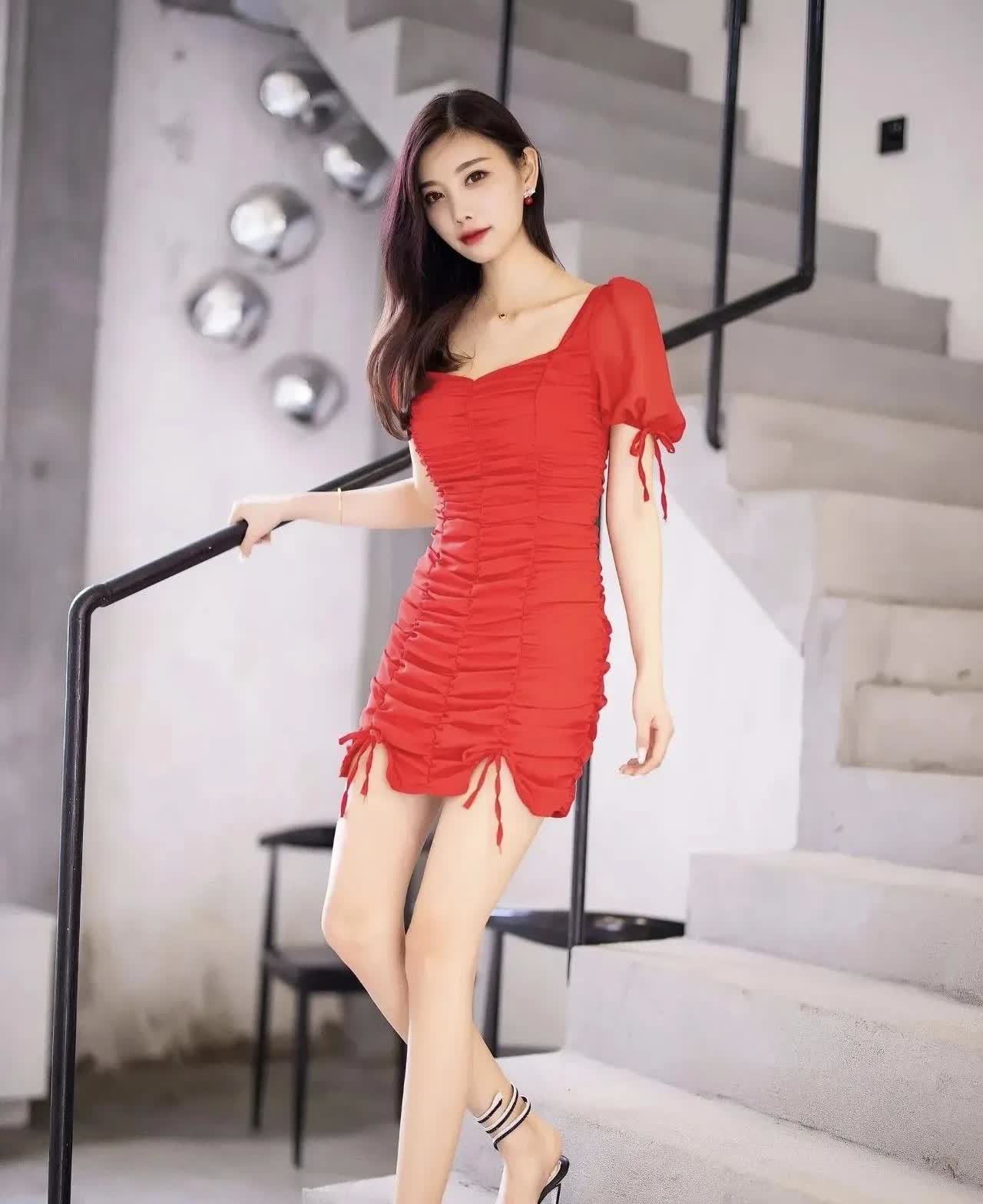 “疑是仙女下凡来，回眸一笑胜星华”，杨晨晨这组图直接杀疯💥紧身裙裹出