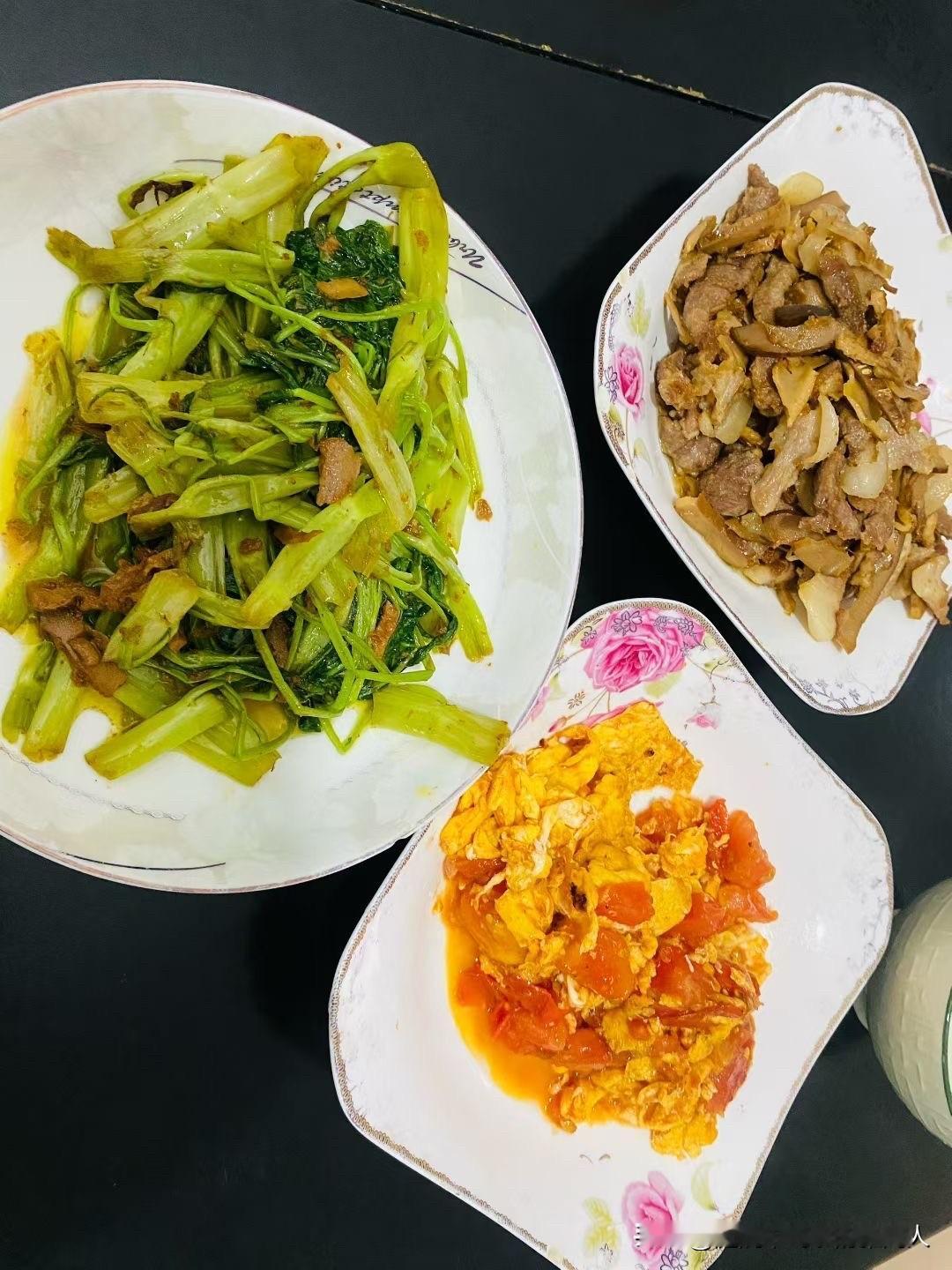 我昨晚下班回家，人都累瘫了！就盼着能吃口合心意的饭菜，结果一看婆婆做的菜，我直接