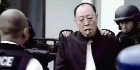2015年，倪大红拍摄《战狼》时，不小心被炸伤。为此，吴京心里过意不去，于是拿着