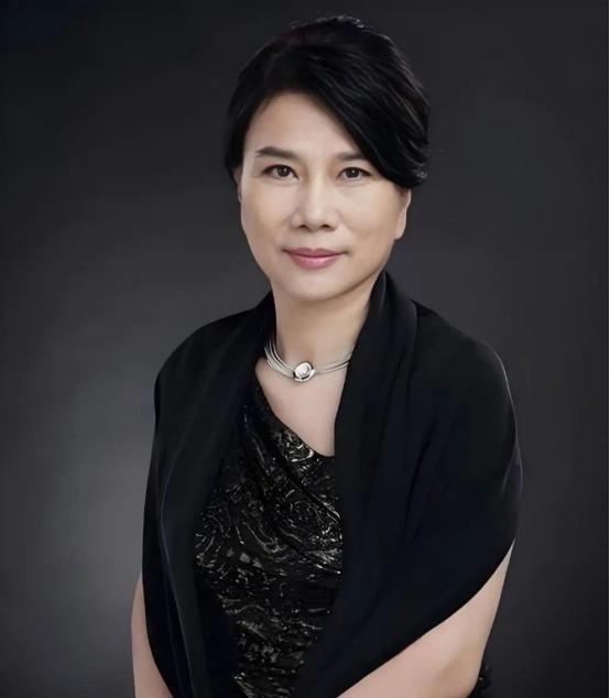 董明珠说：“就得让有钱人多交点税。你看我年薪500万，扣掉45%的税，手里还能剩