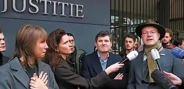 要问这回祭旗的究竟是谁？不是一直在南海蹦跶的菲律宾，也不是在背后拱火的那个美洲老