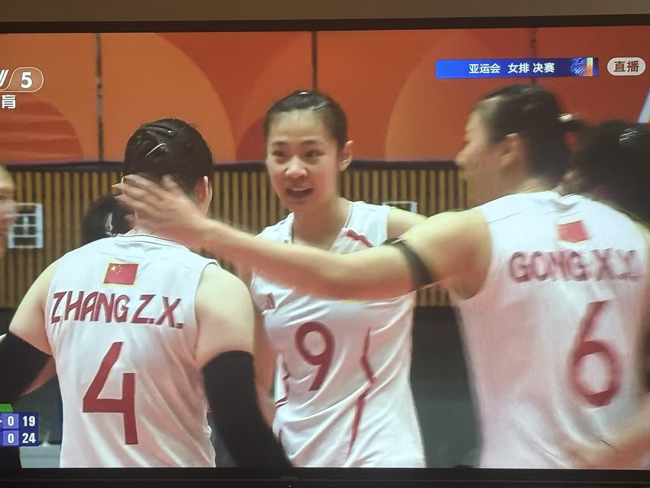 漂亮！中国女排拿下了第一局！亚运会女排决赛，中国女排对阵日本女排