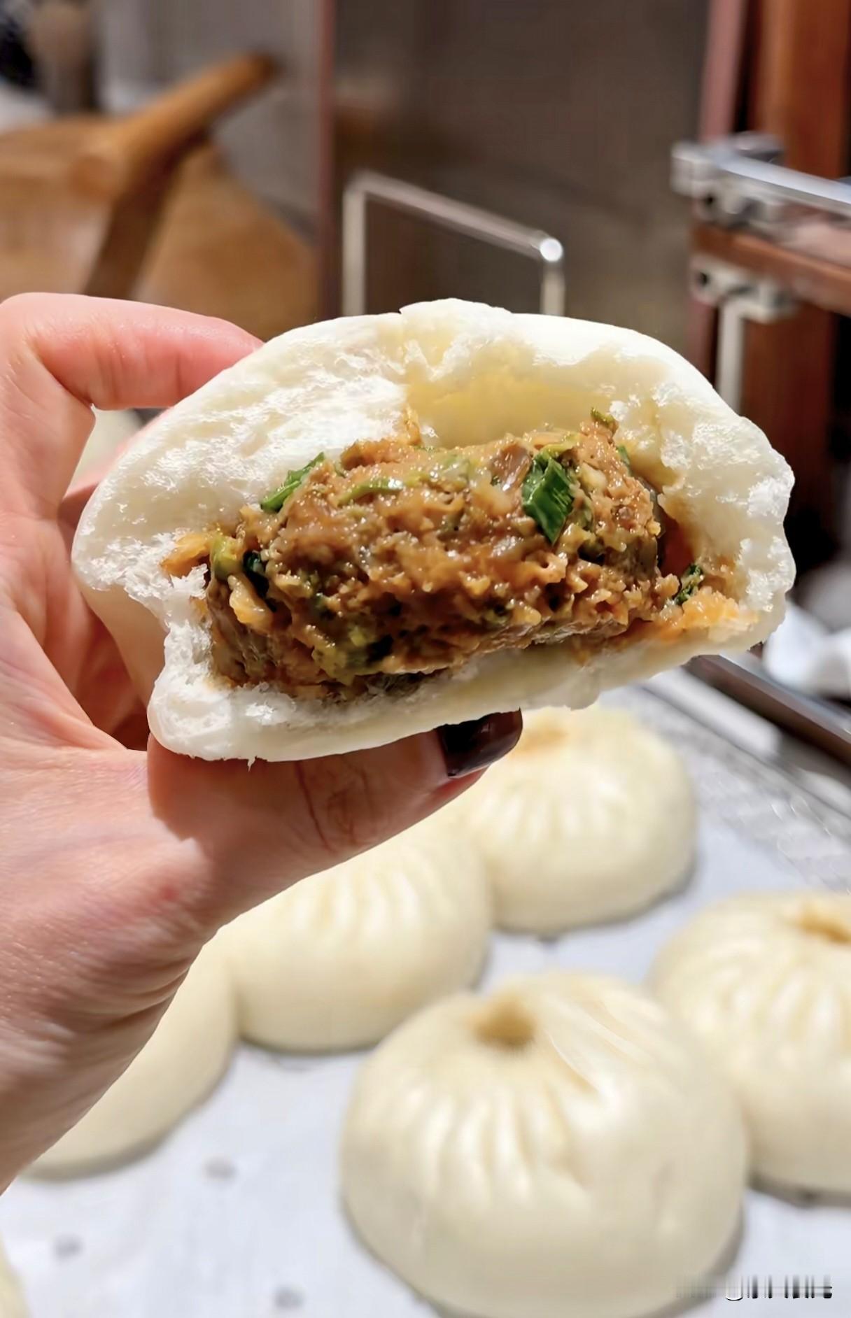 吃过无数家酱肉包，最正宗、最对味的，还得是我东北老舅早餐铺的味道！他在街边