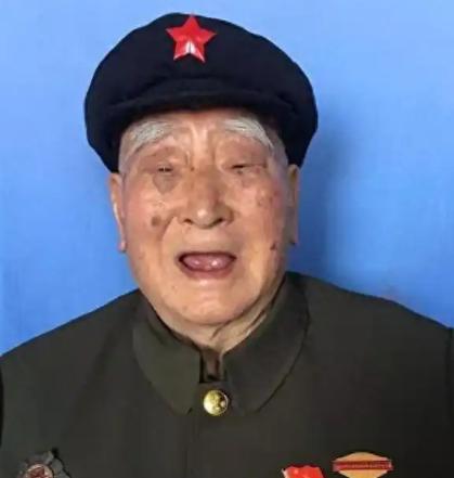 1943年，八路军政委秦光腰部中弹，两个汉奸走到了他身边要补刀。突然，秦光低声说