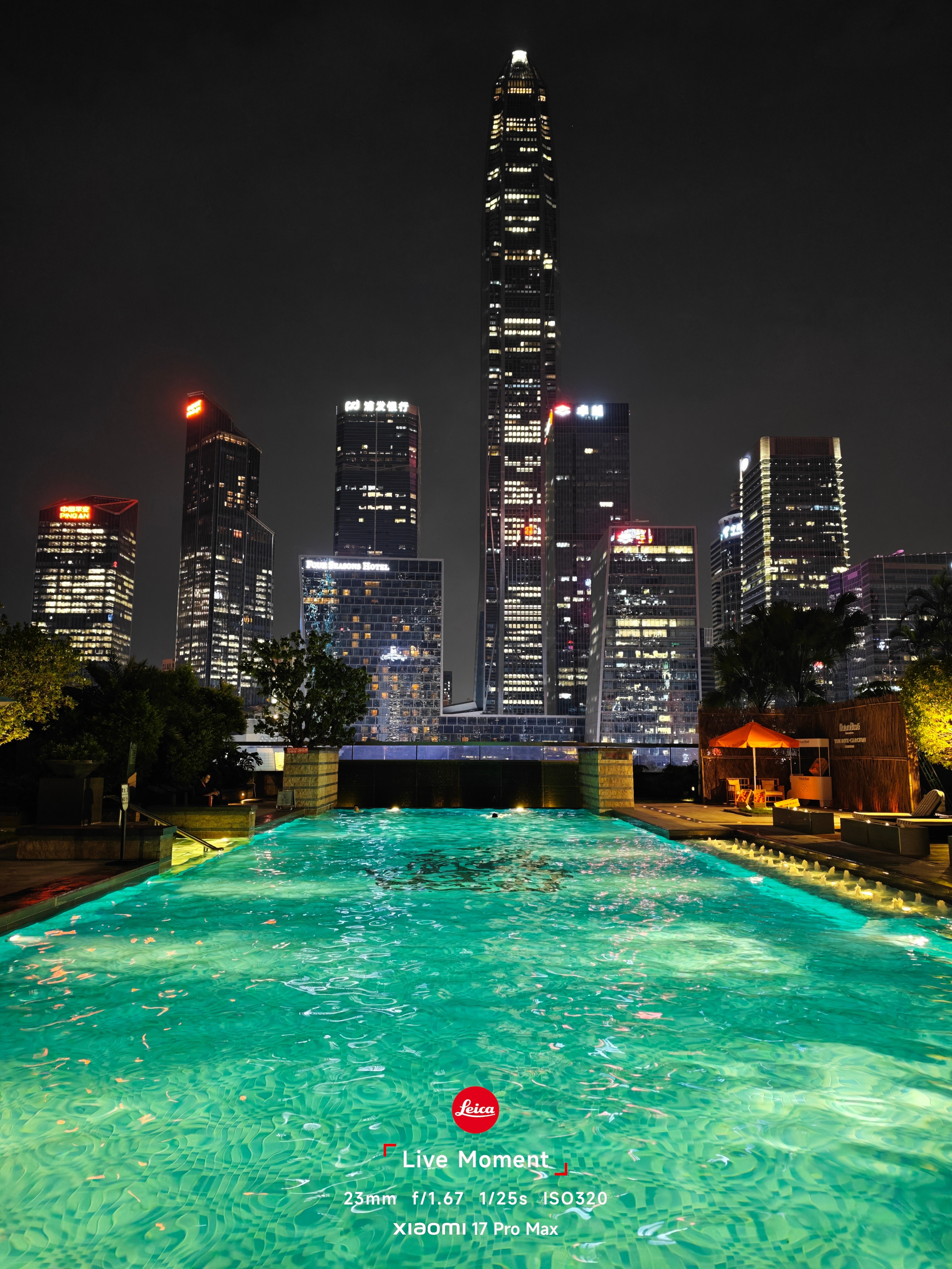吃完饭顺便来隔壁玩下水，依旧是福田无敌夜景。星河丽思卡尔顿酒店真的老气了，服务倒