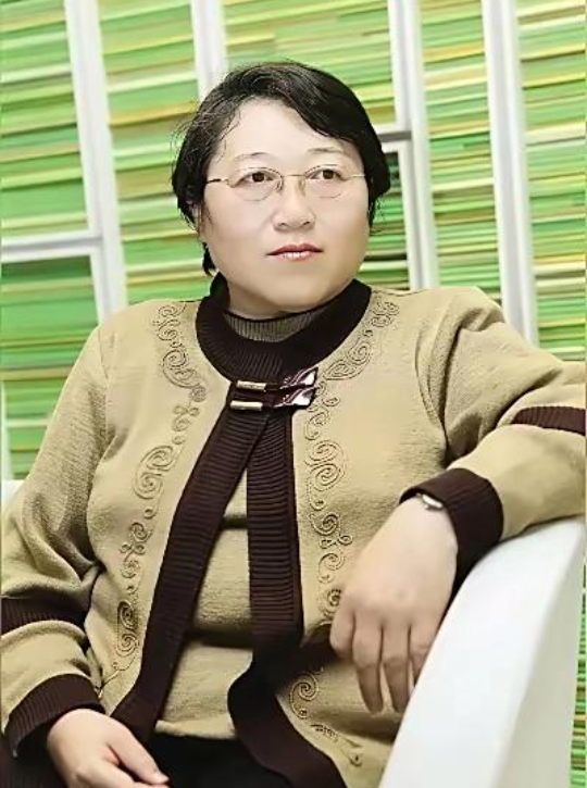 银河是性学女专家，她多次提出对性交易不该拘留罚款，她认为这种行为是两个成年人自愿