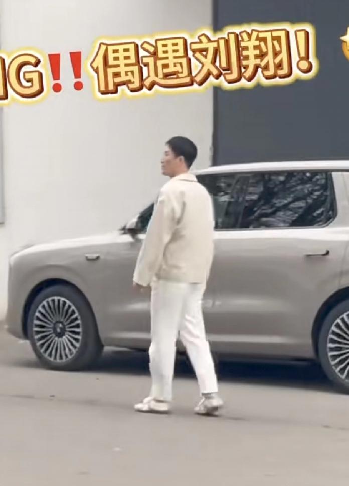 4月1日，刘翔现身上海，这身材简直一言难尽，明显发福了，感觉他现在100米都跑不